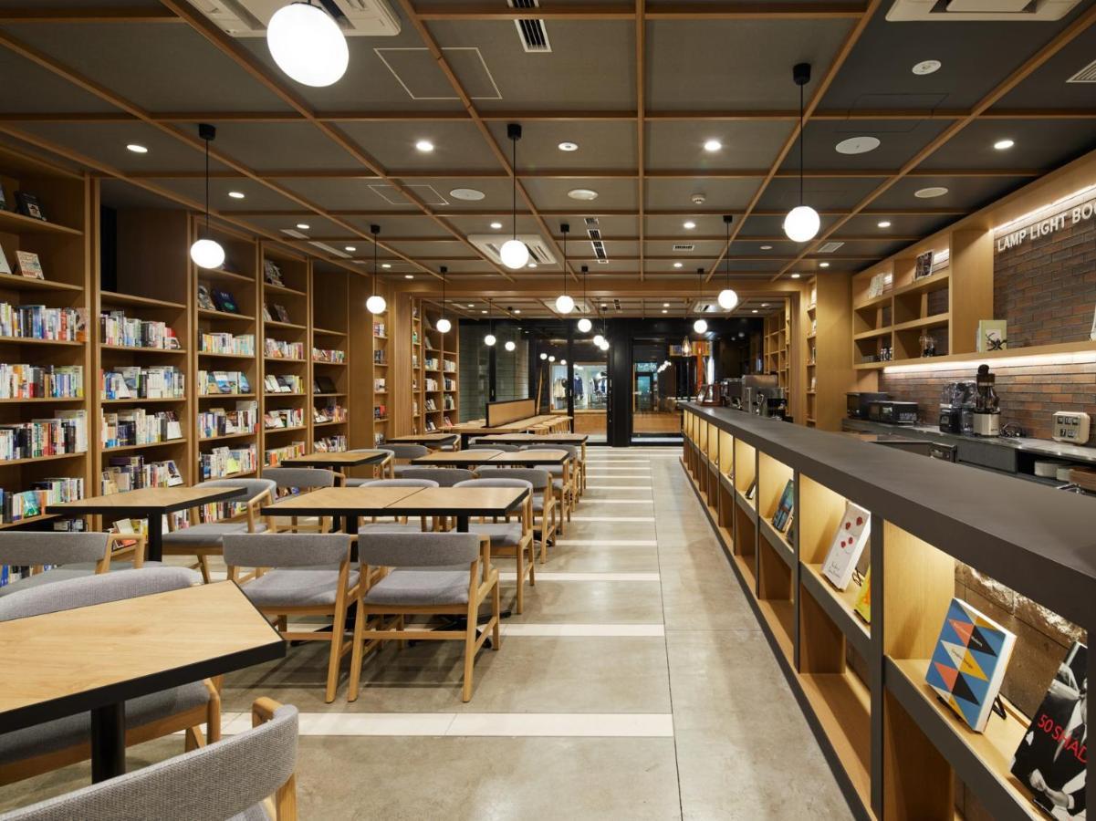 Lamp Light Books Hotel Sapporo Bagian luar foto