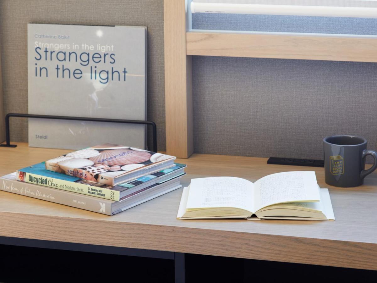 Lamp Light Books Hotel Sapporo Bagian luar foto